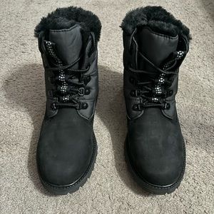 Womens snow boots 🥾